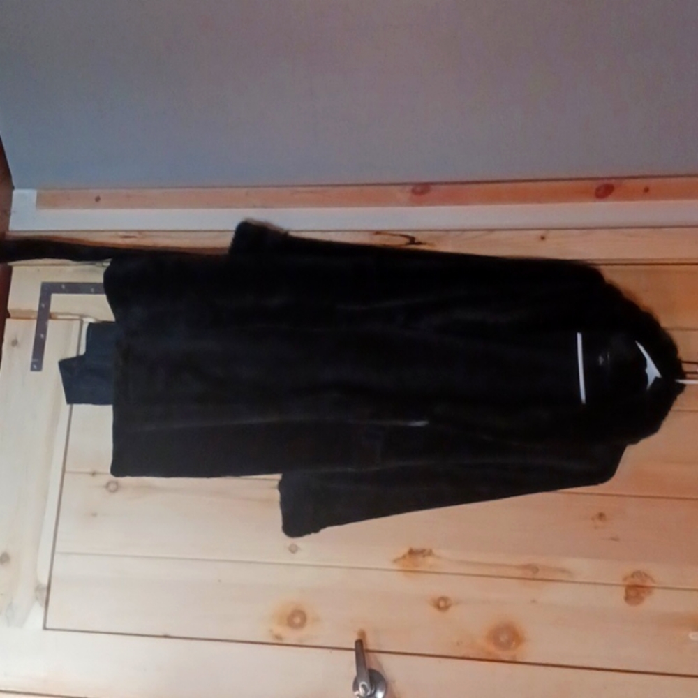 Brand new Tahari rob